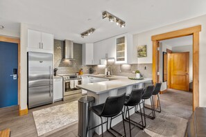 Jääkaappi, mikroaaltouuni, uuni, liesi