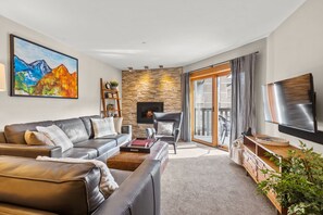 تلفزيون، مدفأة، كُتُب