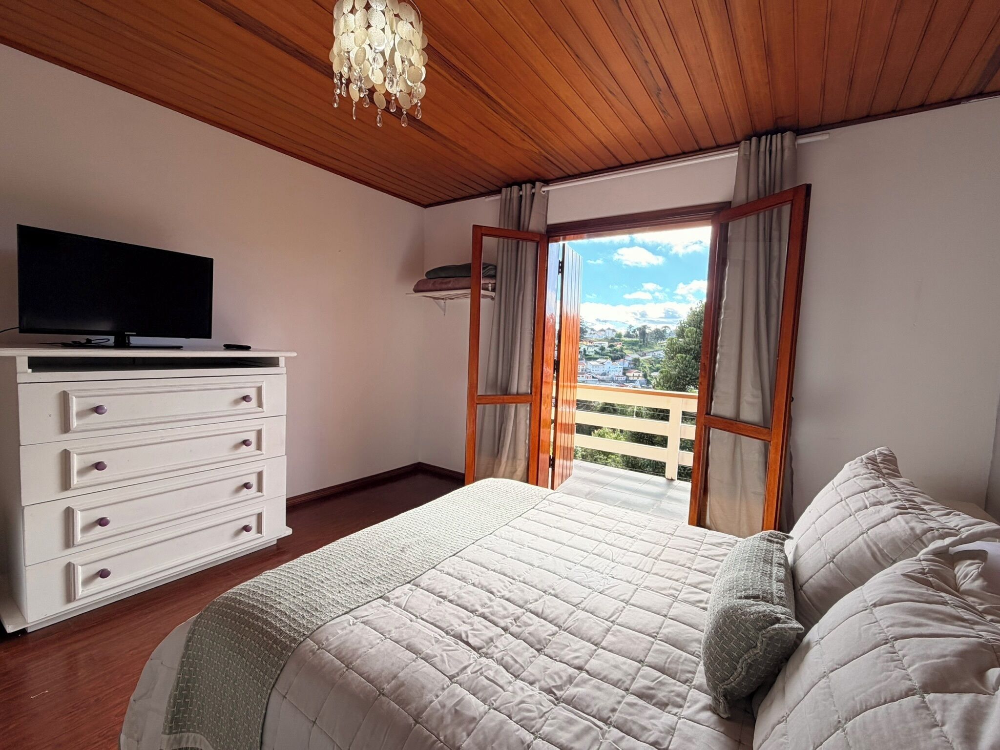 Suíte família, sacada, vista para a montanha | Frigobar, ferros/tábuas de passar roupa, Wi-Fi de cortesia