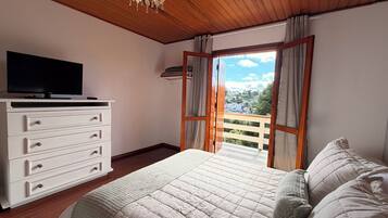 Suíte família, sacada, vista para a montanha | Frigobar, ferros/tábuas de passar roupa, Wi-Fi de cortesia
