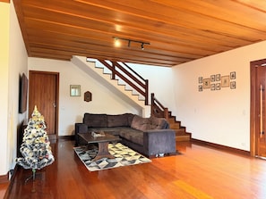 Smart TV, Netflix, streaming services - Villa Monte Fiori (Campos do Jordão)