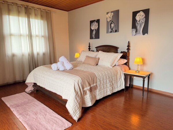 Premium-Suite, Balkon, Bergblick | Minibar, Bügeleisen/Bügelbrett, kostenloses WLAN