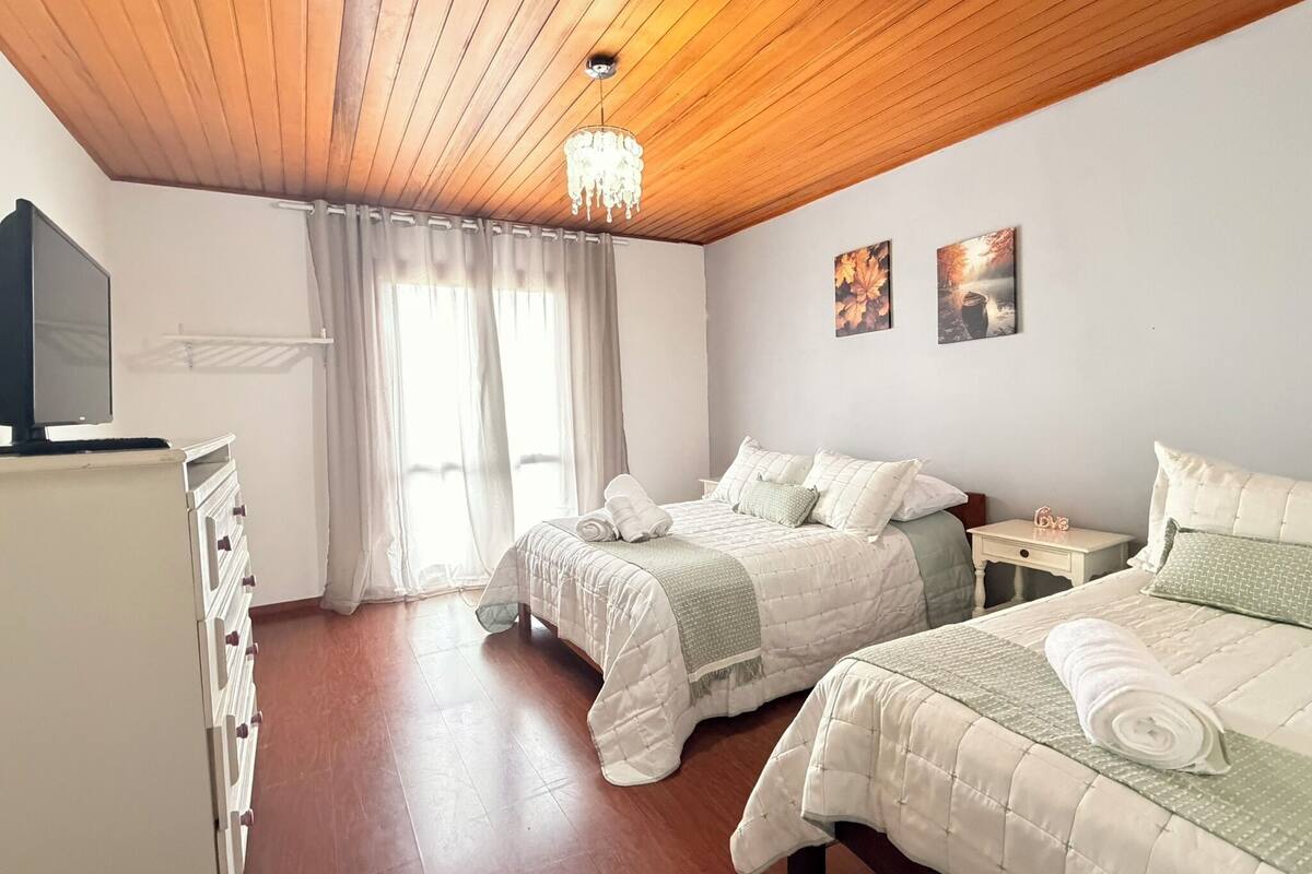 Familie suite, balkon, uitzicht op bergen | Een minibar, een strijkplank/strijkijzer, gratis wifi