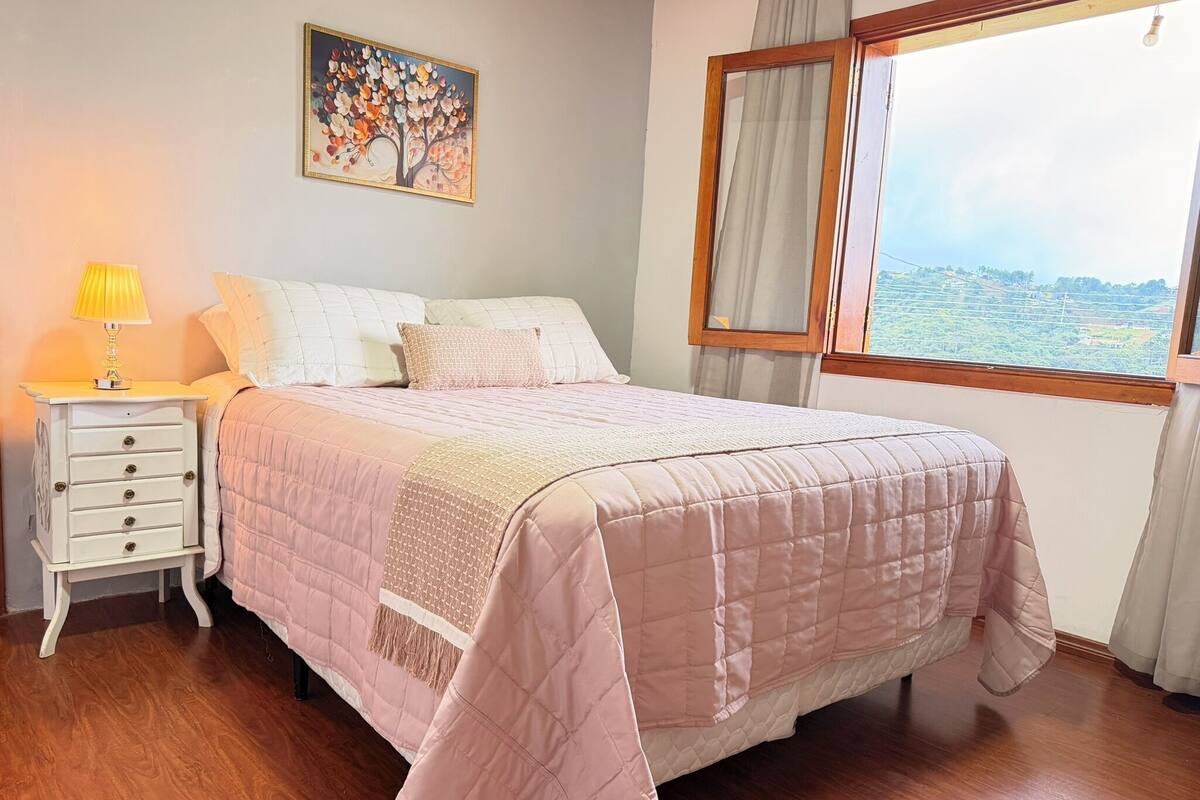 Deluxe Suite | Iron/ironing board, free WiFi