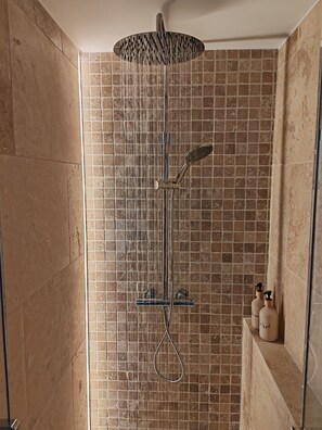 Shower, jetted tub, hair dryer, towels - Spa & Calm by the sea (Cagnes-sur-Mer)