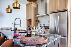 Fridge, microwave, oven, stovetop - NEW - Luxury Mountain Retreat - Walk to Redtail Vineyard (Blairsville)
