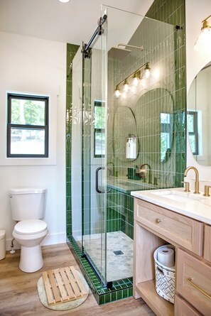 Shower, hair dryer, towels, soap - NEW - Luxury Mountain Retreat - Walk to Redtail Vineyard (Blairsville)