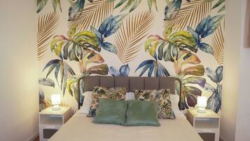 Tabla de planchar con plancha, wifi y ropa de cama