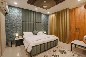 Iron/ironing board, Internet, bed sheets - MG Luxury Stays (Panchkula)