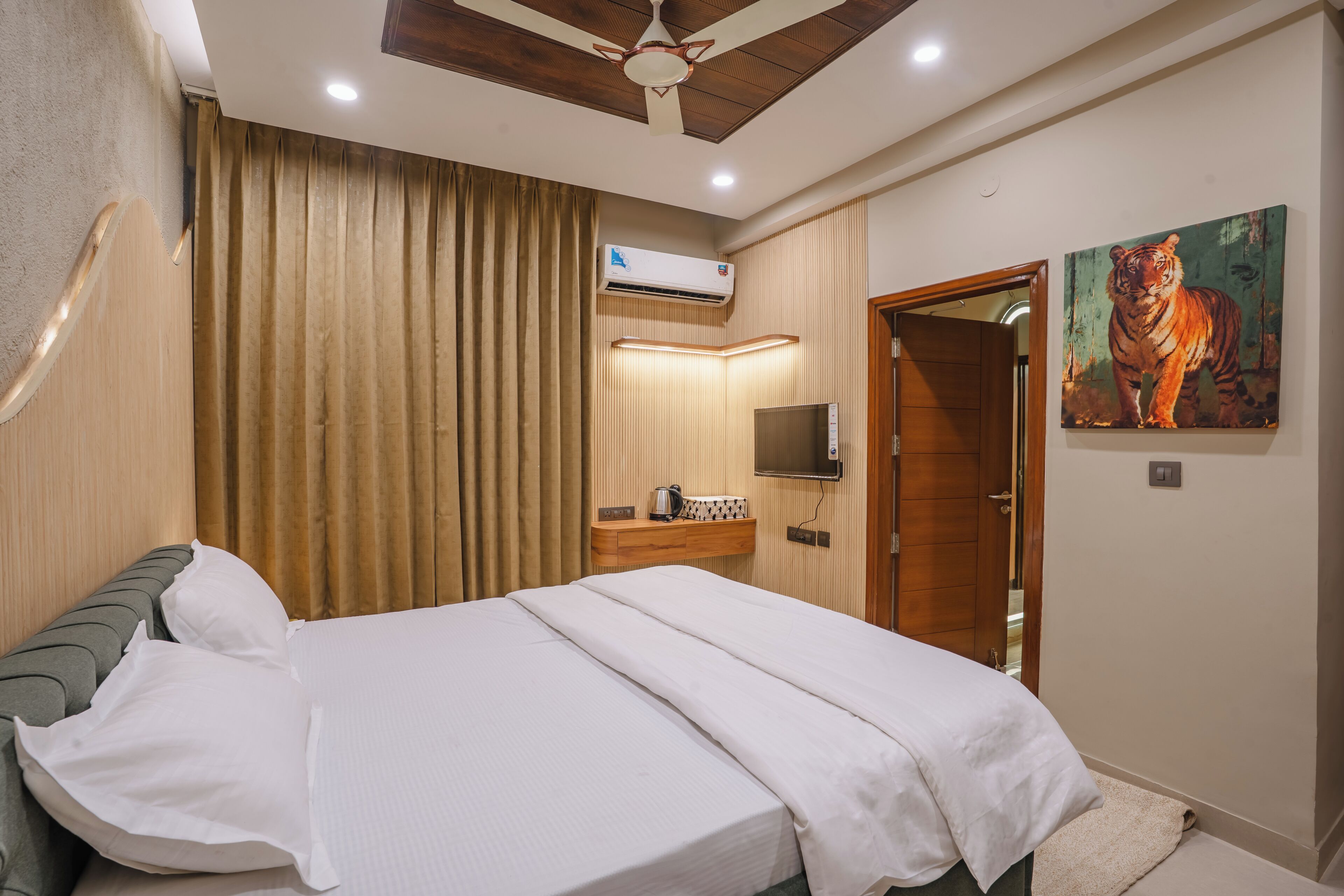 4 bedrooms, iron/ironing board, internet, bed sheets