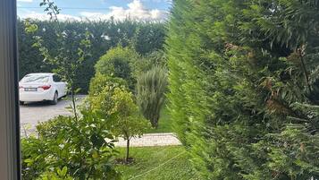 Chambre Triple, vue jardin | Vue depuis le balcon