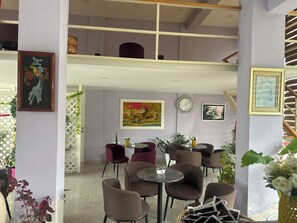 فطور مُعَد للتناول بالخارج يوميًا بتكلفة قدرها (5 EUR للشخص)