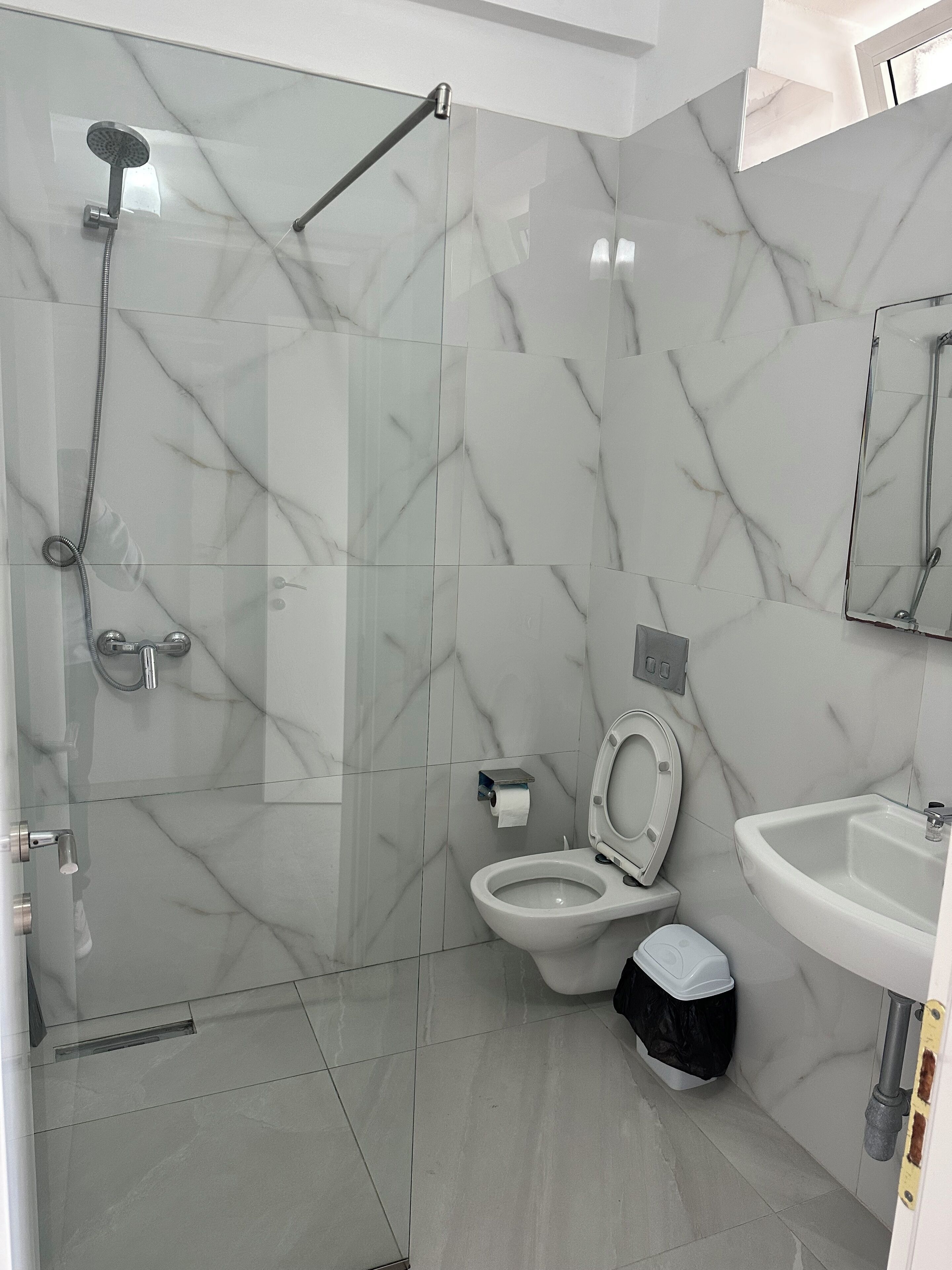 Regadera, regadera tipo lluvia, secadora de cabello, pantuflas 