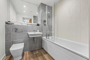 Shower, hair dryer, towels, soap - The Urban Haven (Birmingham)
