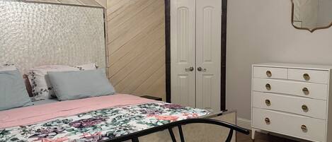 3 habitaciones, tabla de planchar con plancha, wifi y ropa de cama
