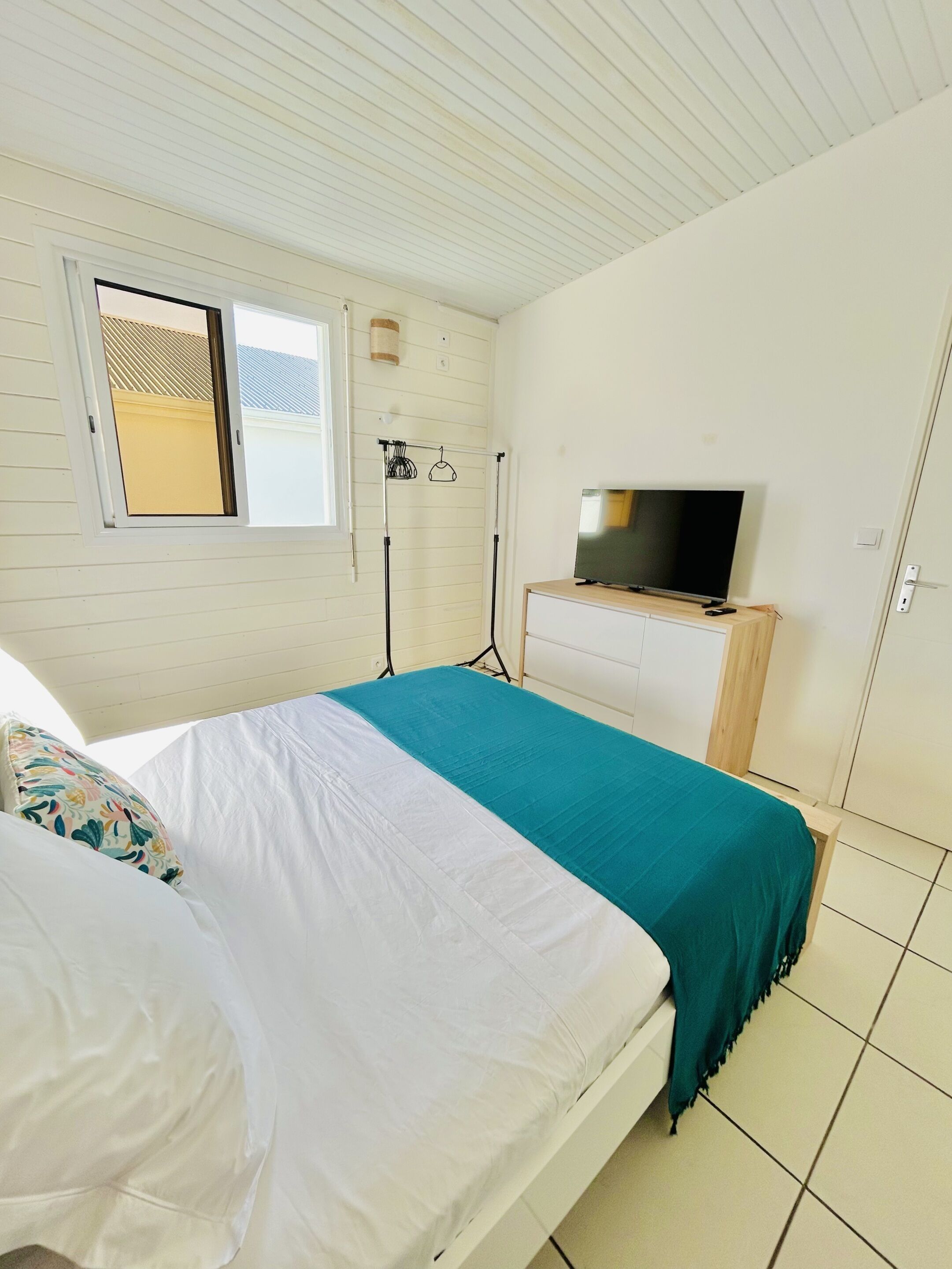 Tabla de planchar con plancha, wifi gratis y ropa de cama 