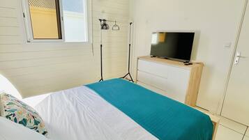 Tabla de planchar con plancha, wifi gratis y ropa de cama