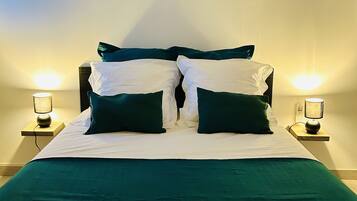 Villa, Ensuite, Garden View (appartement indépendant) | Iron/ironing board, free WiFi, bed sheets