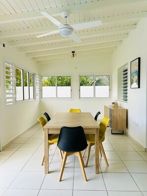 Vil·la, amb bany privat, vistes al jardí (appartement indépendant) | Servei de restauració