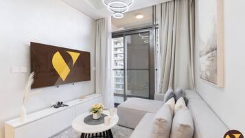 Luxe appartement, balkon, uitzicht op zwembad | Een kluis op de kamer, een strijkplank/strijkijzer, babybedden