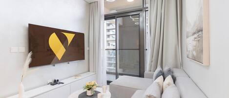 奢華公寓, 陽台, 泳池景觀 | 客房內保險箱、熨斗/熨衣板、搖籃/嬰兒床、免費無線上網