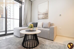 奢华公寓, 阳台, 泳池景观 | 起居区 | 65-英寸智能电视（配备有线频道）