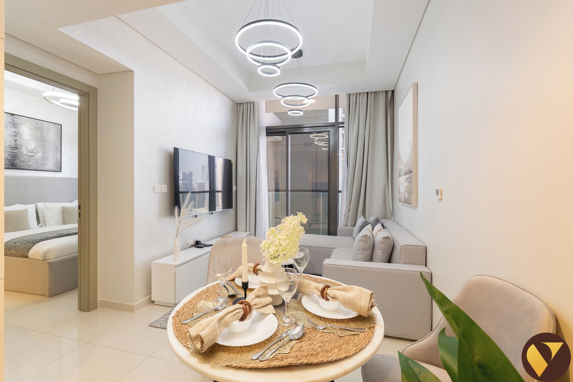 Luksus-lejlighed - balkon - udsigt til pool | Opholdsområde | 65-tommers smart-tv med kabelkanaler