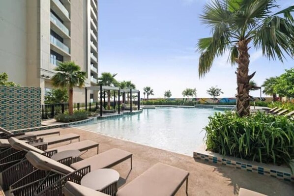 Outdoor pool - Aykon City Business Bay near Metro S (Dubai)