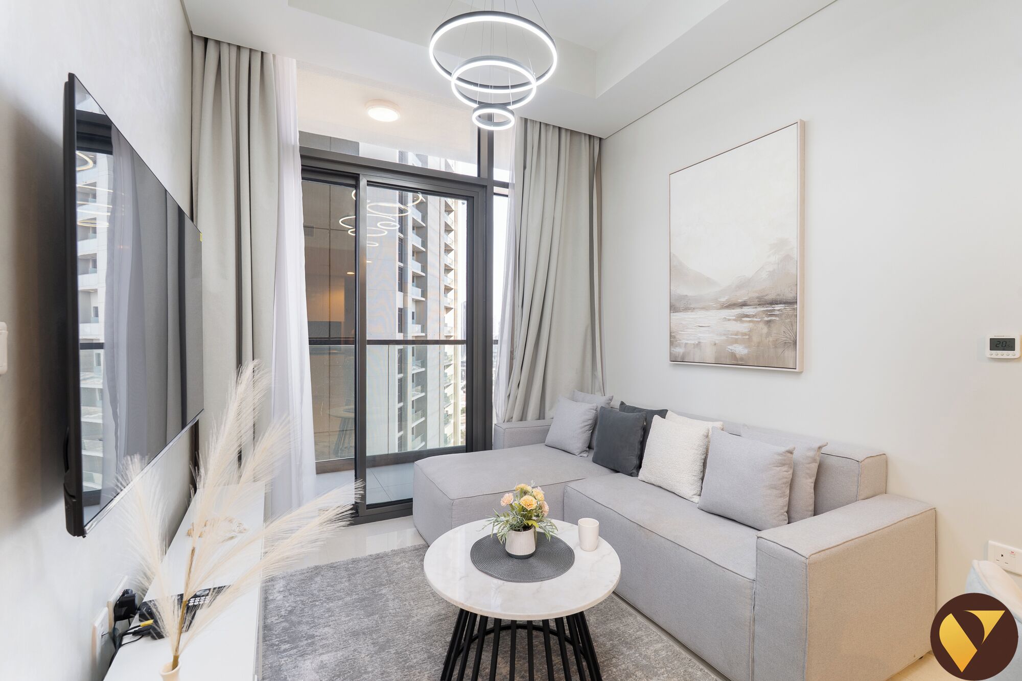 Luksus-lejlighed - balkon - udsigt til pool | Opholdsområde | 65-tommers smart-tv med kabelkanaler