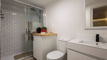 Dusche, Haartrockner, Handtücher, Seife