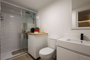 Dusche, Haartrockner, Handtücher, Seife