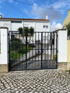 Property grounds - Cave for 3 people 5 min from Lisbon Airport (Lisboa)