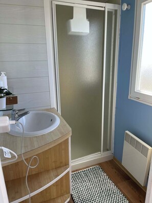 Shower, hair dryer, bidet, towels - Comfortable, well-located mobile home with sea view. Relaxation guaranteed! (Équihen-Plage)