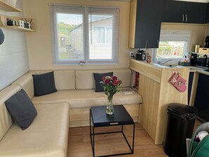 TV, books - Comfortable, well-located mobile home with sea view. Relaxation guaranteed! (Équihen-Plage)