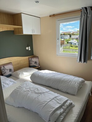 3 bedrooms, iron/ironing board, WiFi, bed sheets