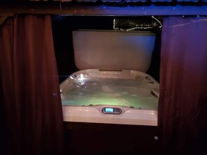 Banyera d'hidromassatge coberta