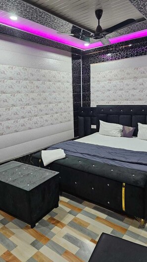 Habitación de lujo | Espacio para trabajar con laptop, camas extra y wifi gratis 