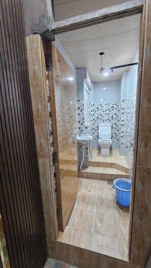 Luxury Room | Laptop workspace, rollaway beds, free WiFi, bed sheets - Heritage Heaven Home Stay (Varanasi)