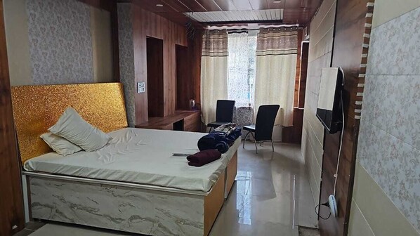 Habitación de lujo | Espacio para trabajar con laptop, camas extra y wifi gratis 