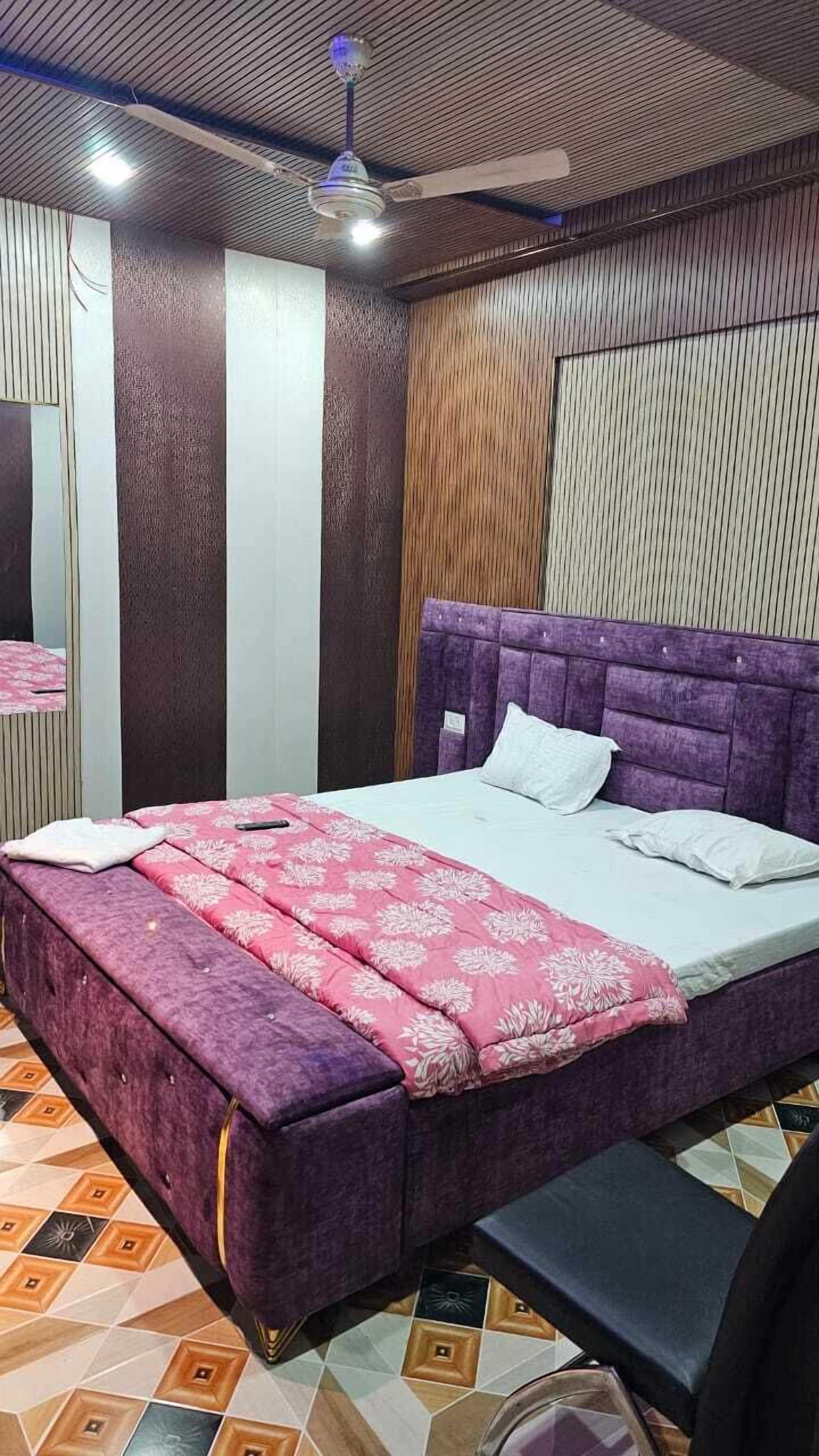 Kamar Standar | Ruang kerja ramah laptop, tempat tidur lipat/tambahan, dan Wi-Fi gratis