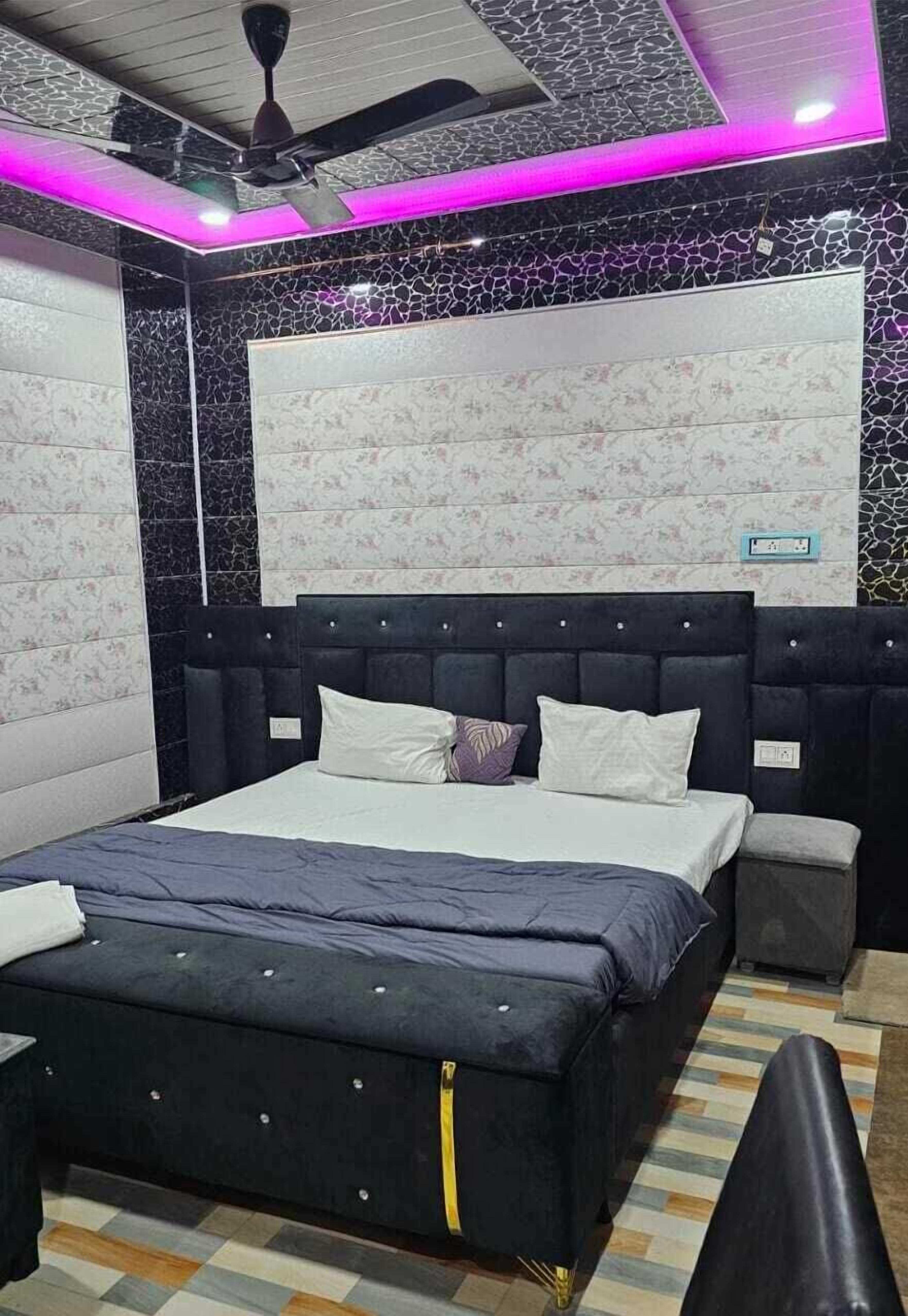 Habitació de luxe | Espai de treball apte per a portàtils i llits addicionals 