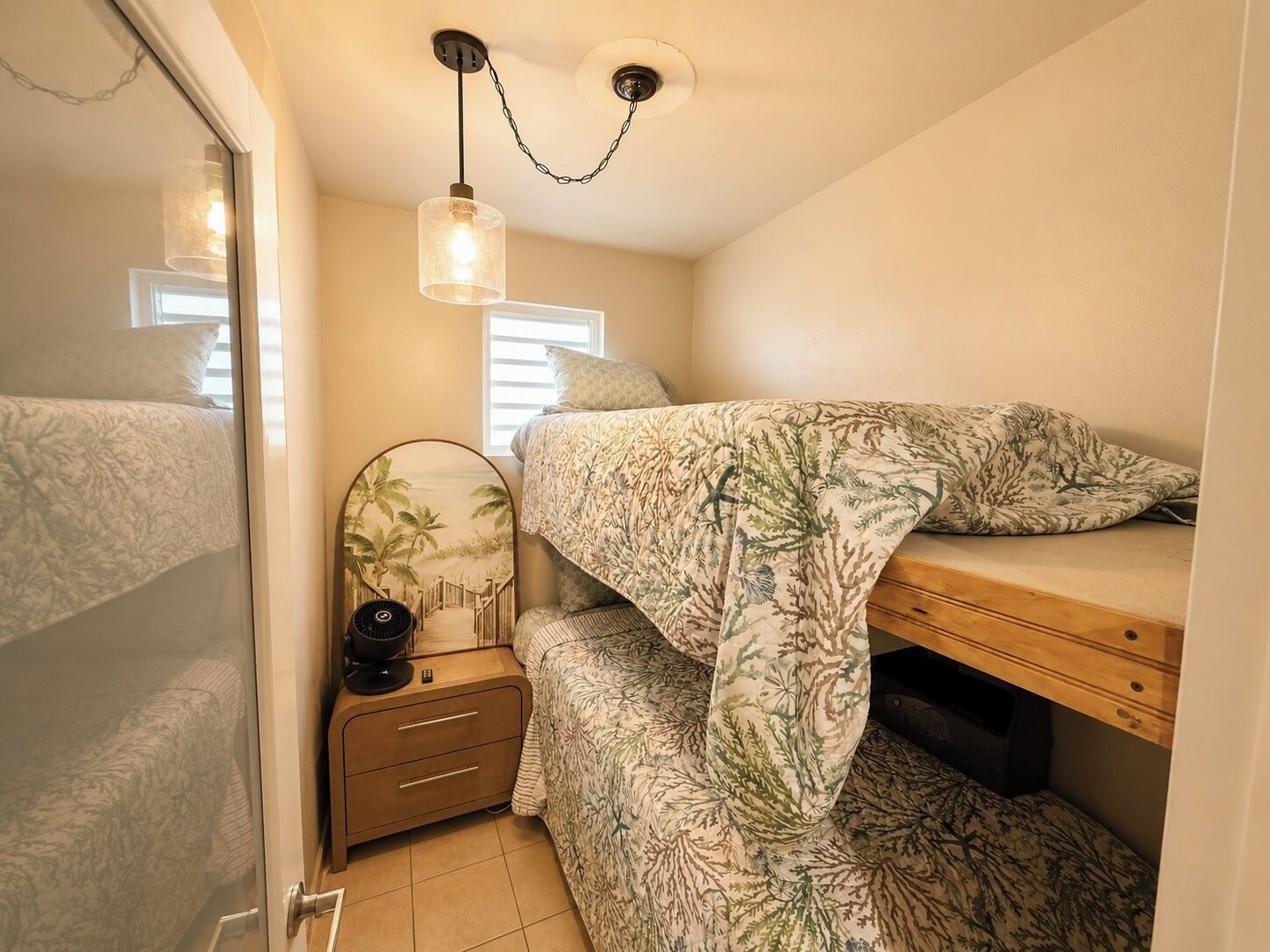 10 habitaciones, tabla de planchar con plancha y cuna de viaje 