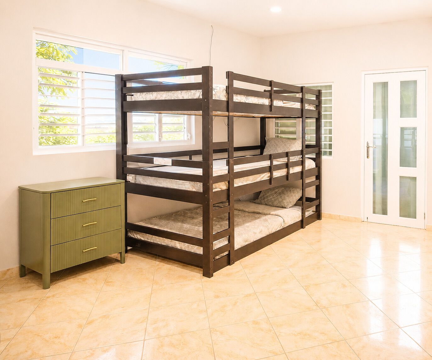 10 habitaciones, tabla de planchar con plancha y cuna de viaje 