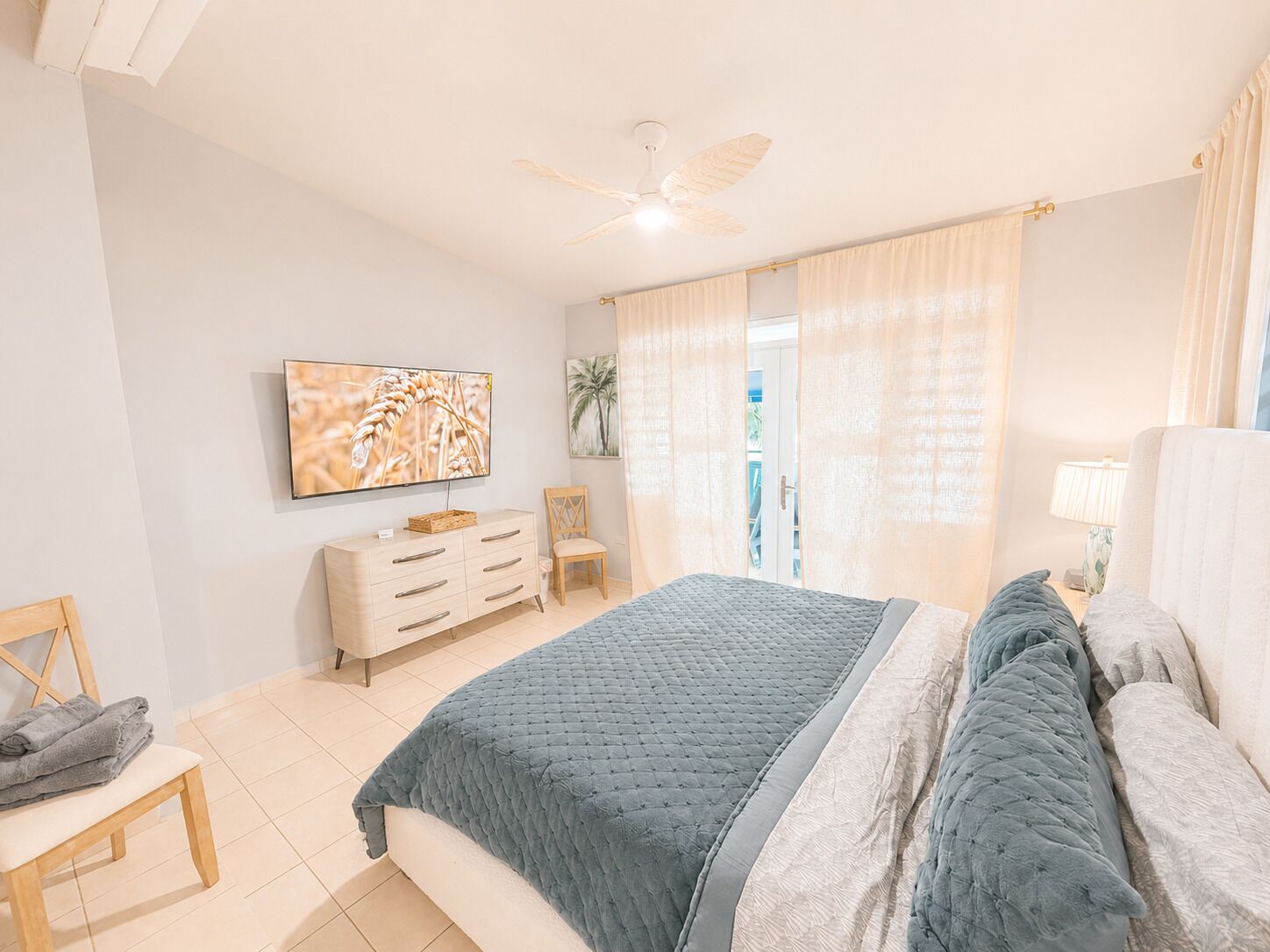5 habitaciones, tabla de planchar con plancha y cuna de viaje 