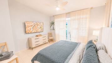 5 habitaciones, tabla de planchar con plancha y cuna de viaje