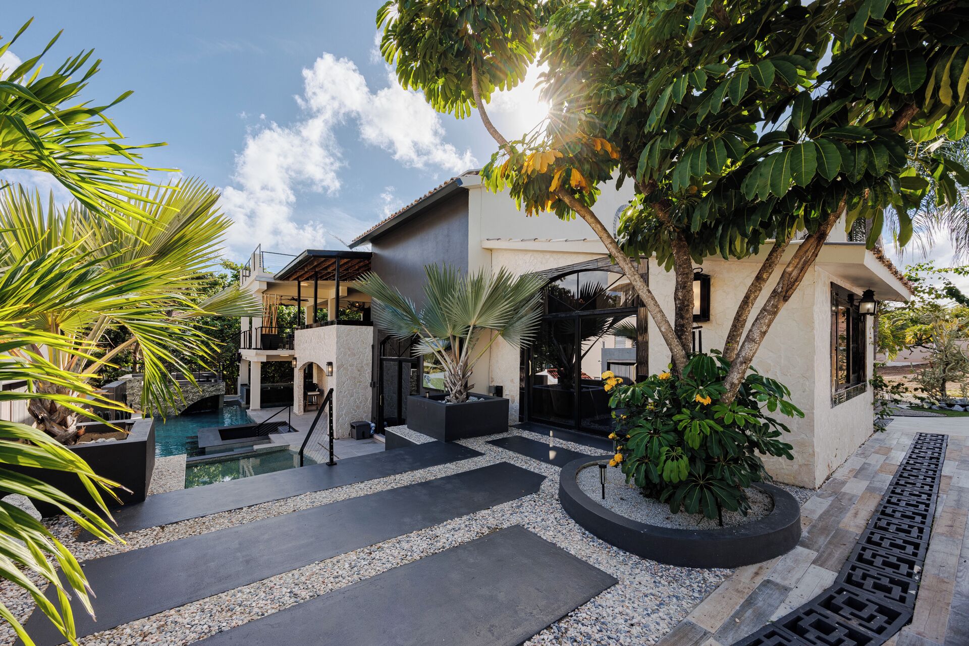 Alberca techada y alberca climatizada