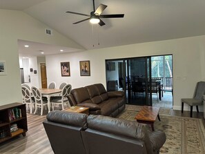 Smart TV, books - 3 bed/2 bath pool home & hot tub in Naples. Great neighborhood. 3 miles to beach (Naples)
