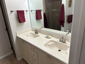 Shower, hair dryer, towels, soap - 3 bed/2 bath pool home & hot tub in Naples. Great neighborhood. 3 miles to beach (Naples)