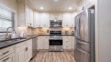 KĂŒhlschrank, Mikrowelle, Ofen, Herdplatte