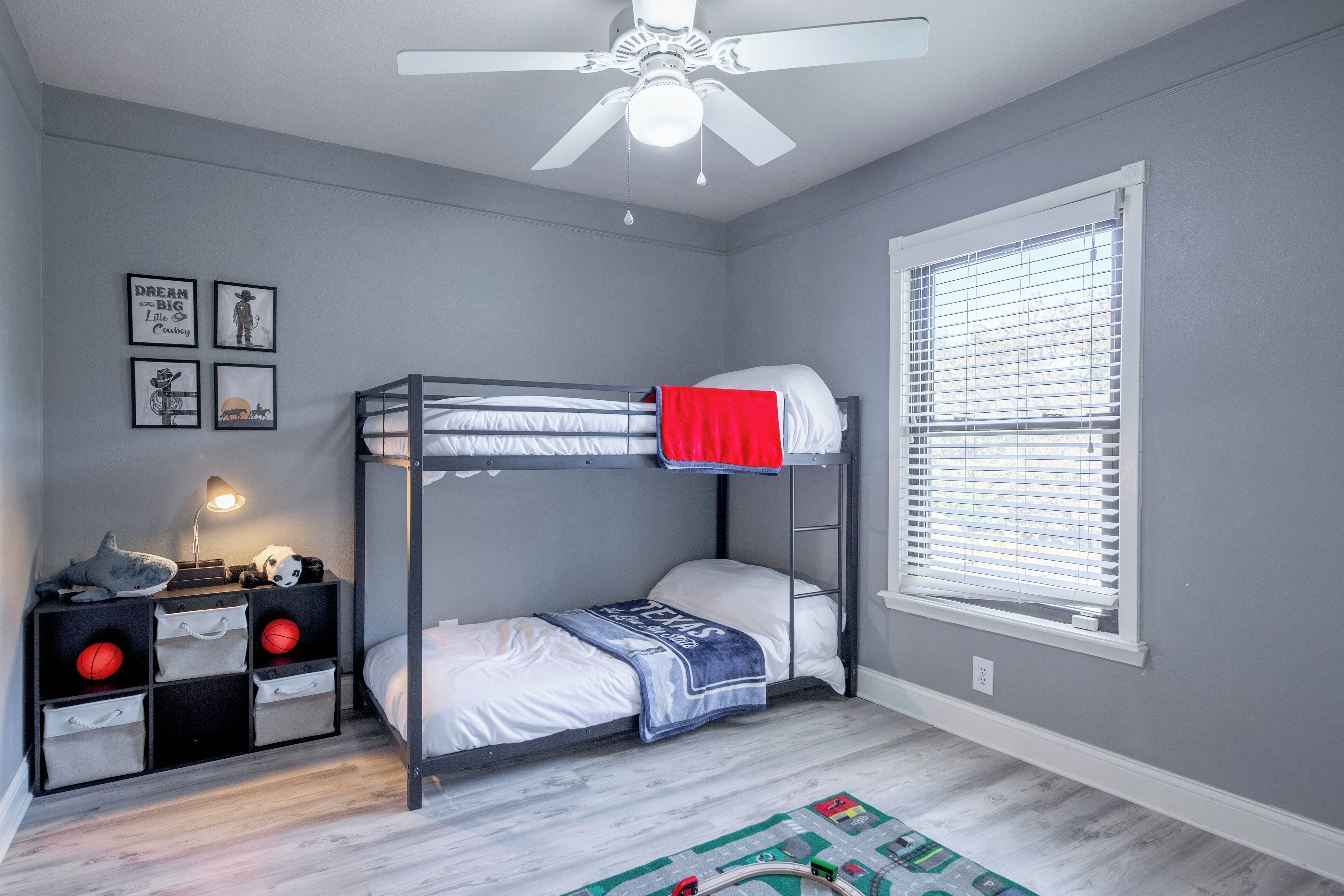 Skrivebord, strykejern/-brett, reiseseng for barn og wi-fi (inkludert)